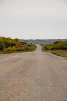 colori autunnali lungo la carreggiata nella valle di qu'appelle, saskatchewan, canada foto