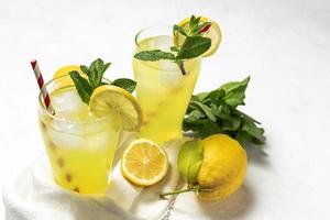 limonata fresca o cocktail mojito con limone, menta e ghiaccio foto