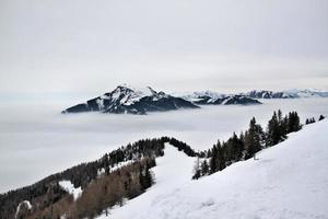 una vista delle montagne austriache innevate vicino a salisburgo foto