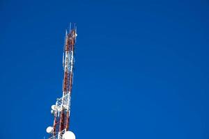 torre di telecomunicazione di 4g e 5g cellulare. comunicazione di trasmissione dell'antenna. stazione base del segnale del telefono cellulare. foto