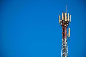 torre di telecomunicazione di 4g e 5g cellulare. comunicazione di trasmissione dell'antenna. stazione base del segnale del telefono cellulare. foto