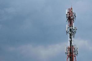 torre di telecomunicazione di 4g e 5g cellulare. comunicazione di trasmissione dell'antenna. stazione base del segnale del telefono cellulare. foto