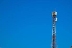 torre di telecomunicazione di 4g e 5g cellulare. comunicazione di trasmissione dell'antenna. stazione base del segnale del telefono cellulare. foto