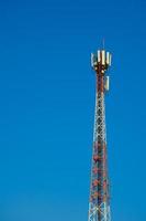 torre di telecomunicazione di 4g e 5g cellulare. comunicazione di trasmissione dell'antenna. stazione base del segnale del telefono cellulare. foto