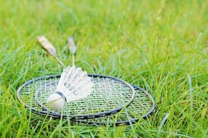 volano e racchette da badminton su un prato verde foto