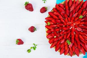 deliziosa crostata con fragole su fondo di legno foto