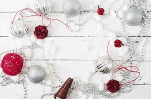 capodanno natale in legno sfondo bianco con palline e orpelli foto