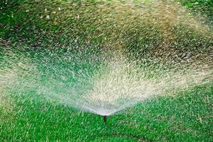 una fontana che scorre veloce che spruzza acqua foto