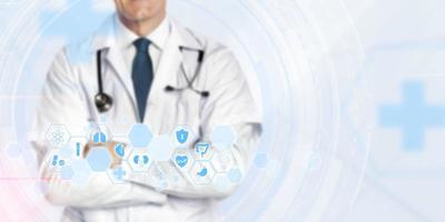 il medico e lo stetoscopio in mano toccano l'icona della rete medica moderna mantenendo un'illustrazione 3d della rete virtuale connessa foto
