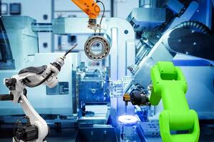 robot di saldatura industriale e robot di presa che lavora con parti metalliche su una fabbrica intelligente foto