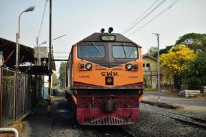 il treno corre sui binari. foto