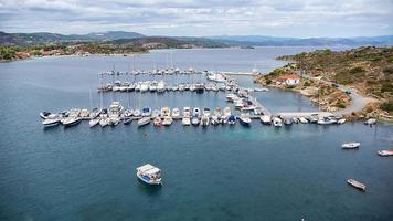 vista panoramica aerea di un porto turistico con barche in chalkidiki