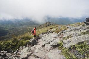 escursionismo su una montagna foto