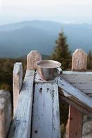 tazza da caffè e vista sulle montagne foto