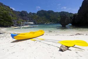 kayak sulla spiaggia