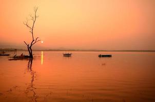 paesaggio scenico del lago ad alba foto