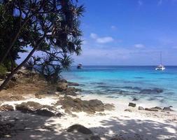 una magnifica spiaggia paradisiaca in Thailandia sull'isola di phuket foto