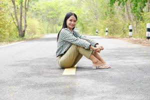 i turisti asiatici della donna sorridono felicemente. foto