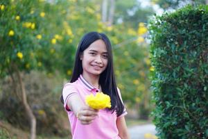 i turisti asiatici della donna sorridono felicemente. foto