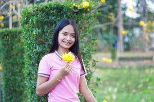 i turisti asiatici della donna sorridono felicemente. foto