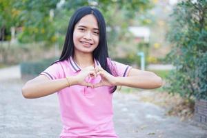 i turisti asiatici della donna sorridono felicemente. foto