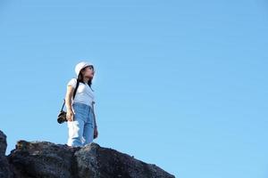 turista femminile sulla montagna che guarda la natura foto