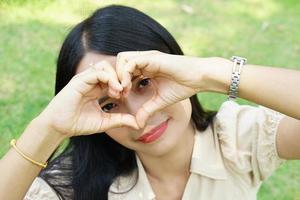 i turisti asiatici della donna sorridono felicemente. foto