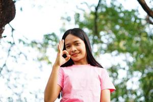 i turisti asiatici della donna sorridono felicemente. foto