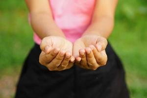 donna che allunga la mano davanti foto