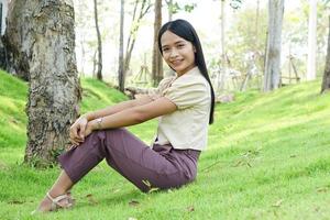 i turisti asiatici della donna sorridono felicemente. foto