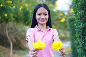 i turisti asiatici della donna sorridono felicemente. foto