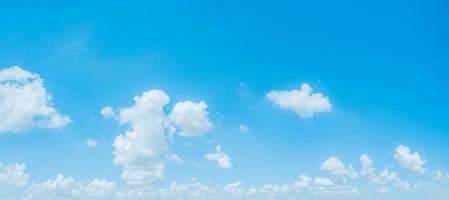 bellissimo panorama cielo blu e nuvole con sfondo naturale di luce diurna. foto