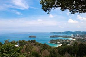 punto di vista kata e karon nell'isola di phuket foto