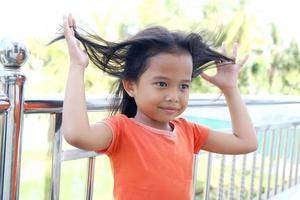 felice espressione bambina indonesiana con i capelli sciolti foto