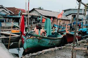 barche a rete da pesca al porto parcheggiate nelle acque di lampung indonesia foto