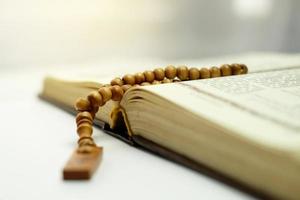 tasbih islamico sul Corano, il libro sacro dei musulmani, i musulmani leggeranno di più di questo libro sacro durante il ramadan. concetto di ramadan foto