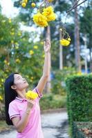 i turisti asiatici della donna sorridono felicemente. foto