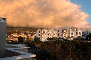 callao salvaje, santa cruz de tenerife, tenerife, spagna, 2015. tramonto insolito su appartamenti per vacanze foto