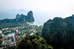 vista aerea della spiaggia di Railay nel giorno d'estate a krabi, tailandia foto