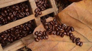 chicchi di caffè in scatola di teak, sfondo vintage foto