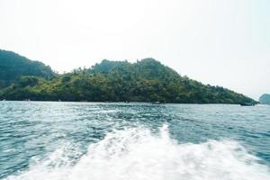 isola di montagna rocciosa nel mare foto