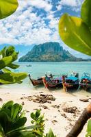 vista della barca a coda lunga e della spiaggia dell'isola, mare tropicale foto