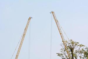 la gru a torre è l'attrezzatura critica nella costruzione. foto