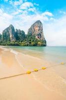 Railay Beach, spiaggia e paesaggio di montagne rocciose in estate foto