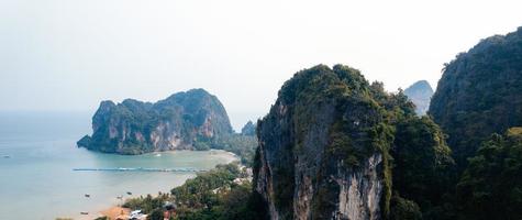 vista aerea della spiaggia di Railay nel giorno d'estate a krabi, tailandia foto