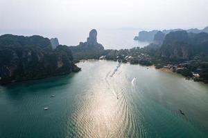 vista aerea della spiaggia di Railay nel giorno d'estate a krabi, tailandia foto