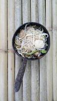 tagliatelle in zuppa di maiale addensata foto