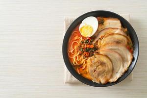 ramen noodles zuppa piccante di tomyum con arrosto di maiale foto