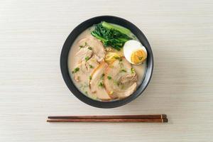 ramen noodles in zuppa di ossa di maiale con arrosto di maiale e uova foto