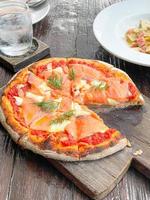 pizza al salmone affumicato sul vassoio foto